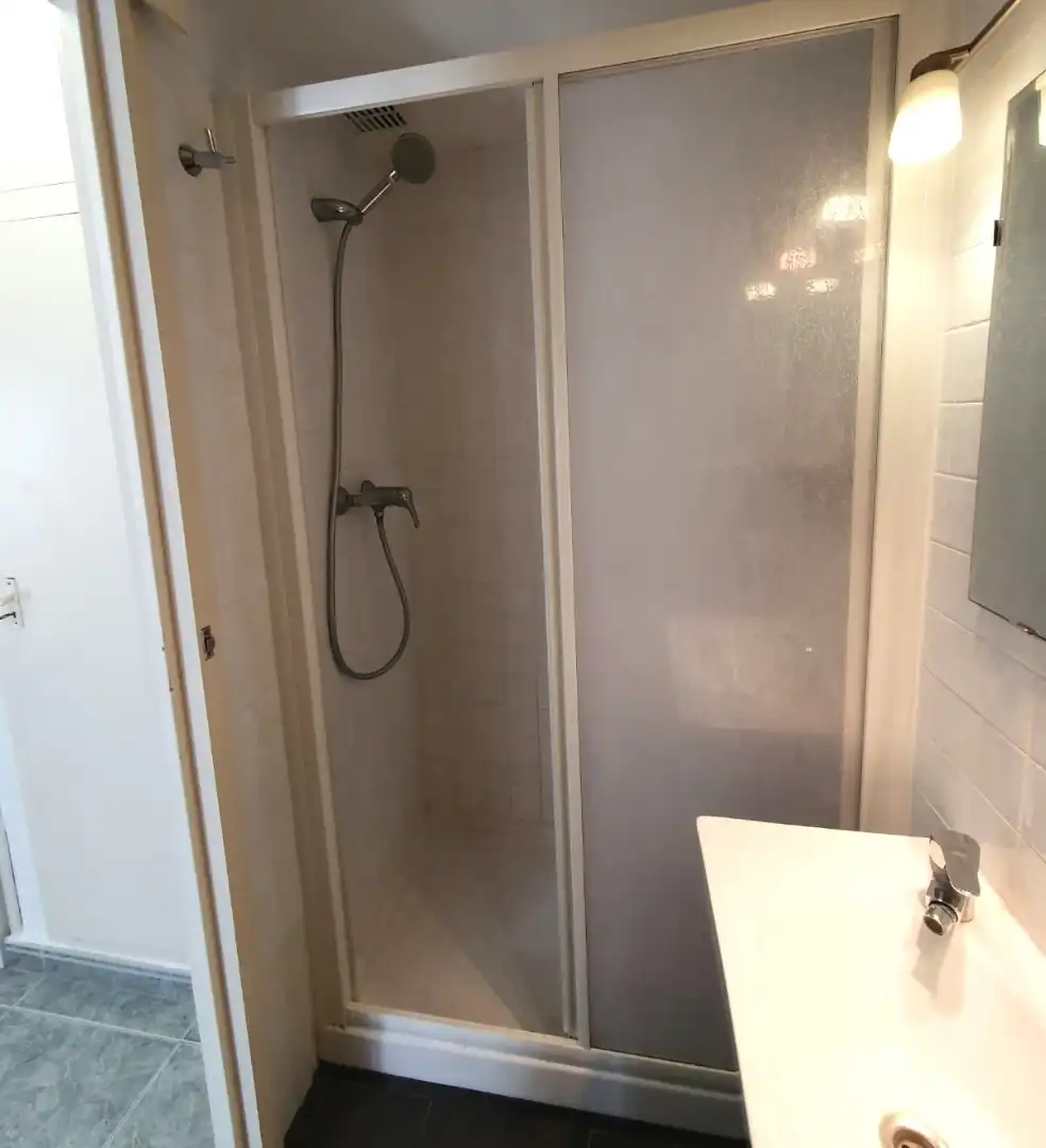 Badezimmer von Wohnungen zum Verkauf in Palafrugell mit Möbliert und Ofen