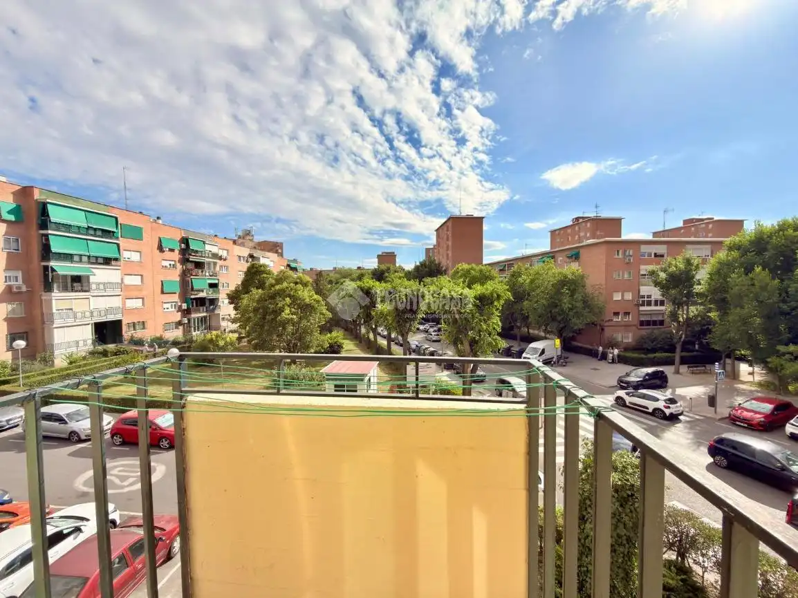 Vista exterior de Piso en venta en Madrid con Calefacción, Parquet y Terraza