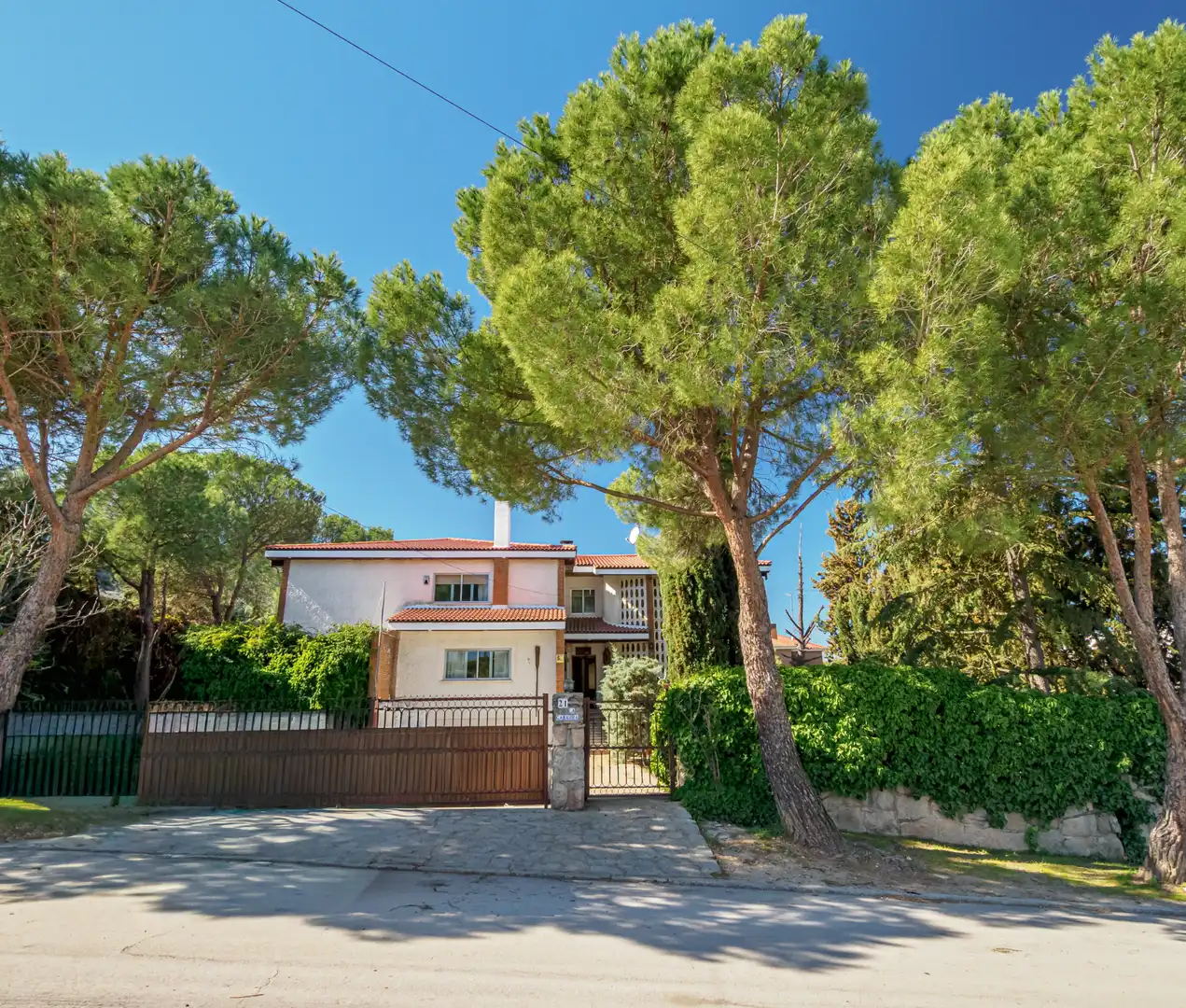 Vista exterior de Casa o chalet en venta en Boadilla del Monte con Calefacción, Jardín privado y Terraza