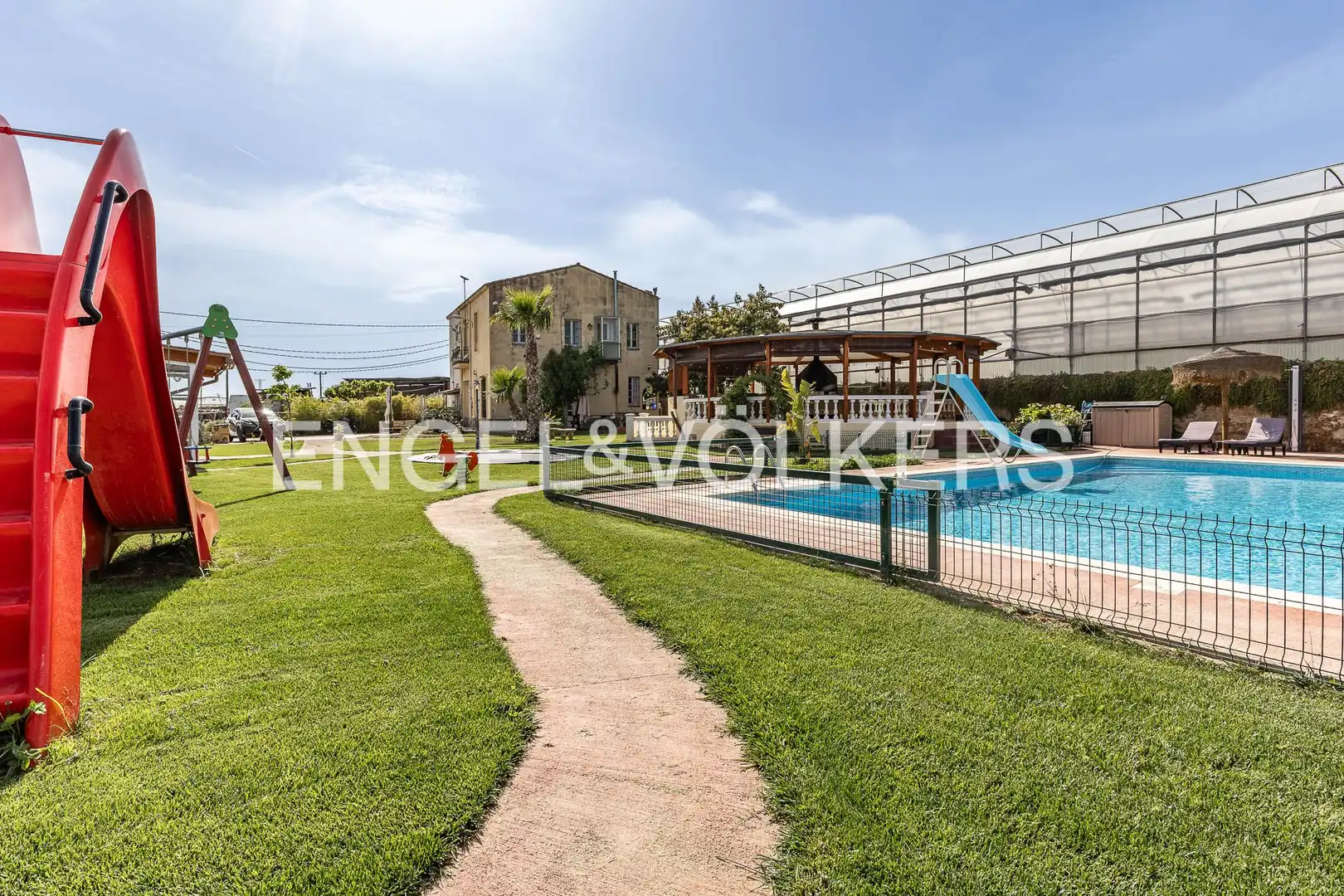 Swimming pool of Houses for rent in El Masnou  with Air Conditioner, Heating and Furnished