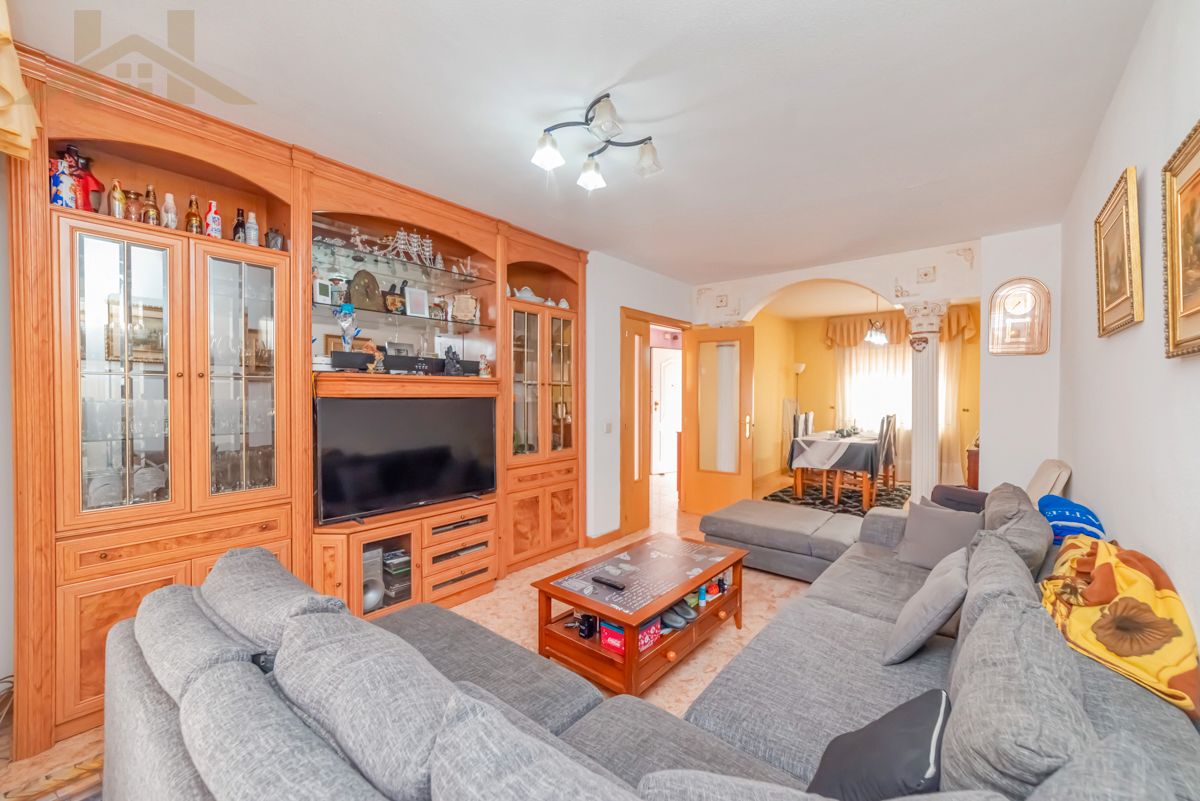 Sala d'estar de Casa o xalet en venda en Parla amb Aire condicionat, Jardí privat i Terrassa