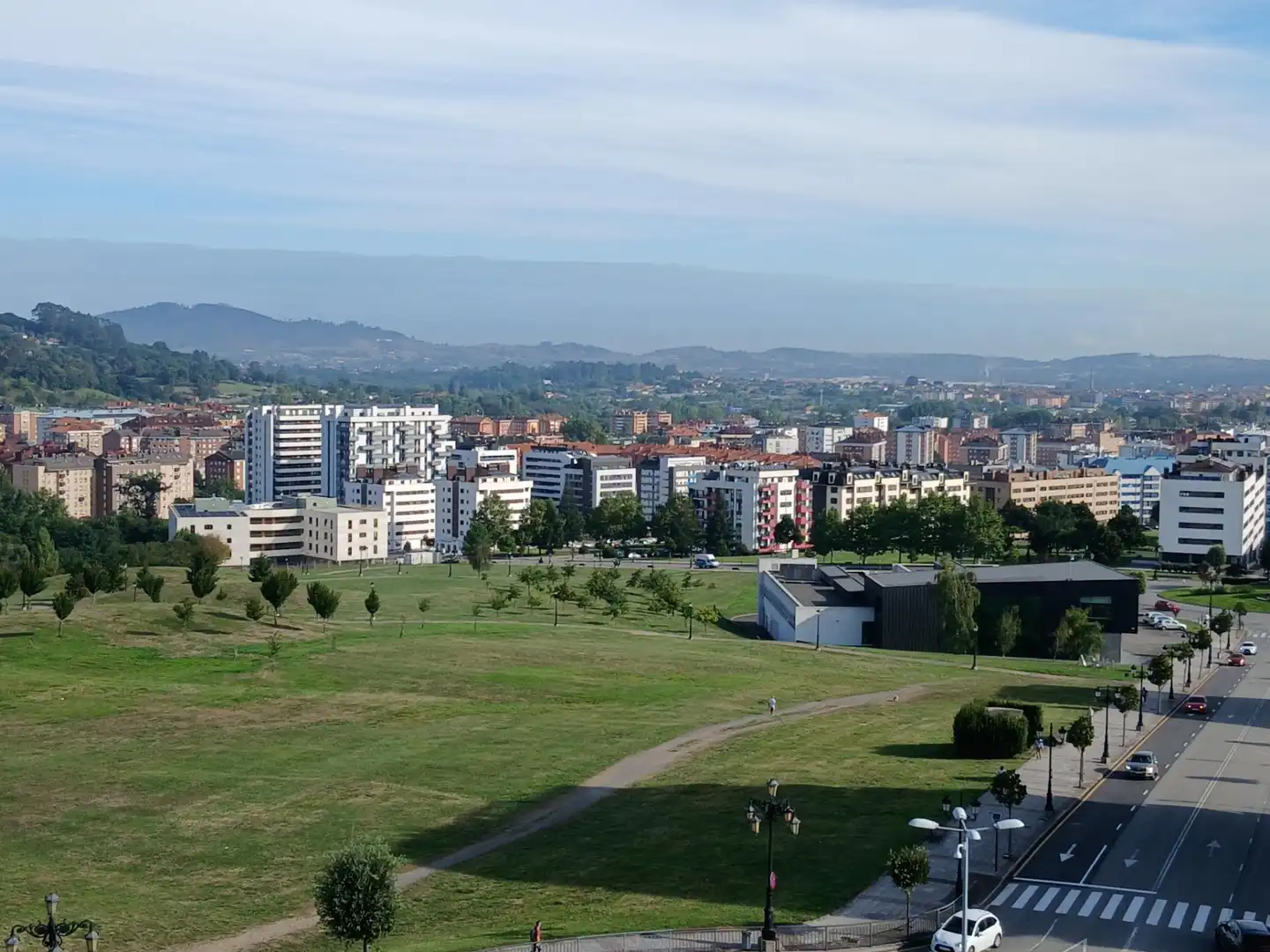 Außenansicht von Dachboden zur Miete in Oviedo  mit Heizung, Terrasse und Abstellraum
