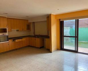 Cuina de Casa adosada en venda en Ourense Capital  amb Calefacció, Jardí privat i Terrassa