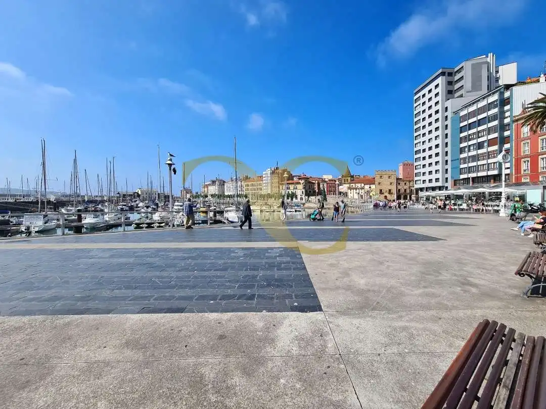 Vista exterior de Pis en venda en Gijón  amb Calefacció, Jardí privat i Terrassa