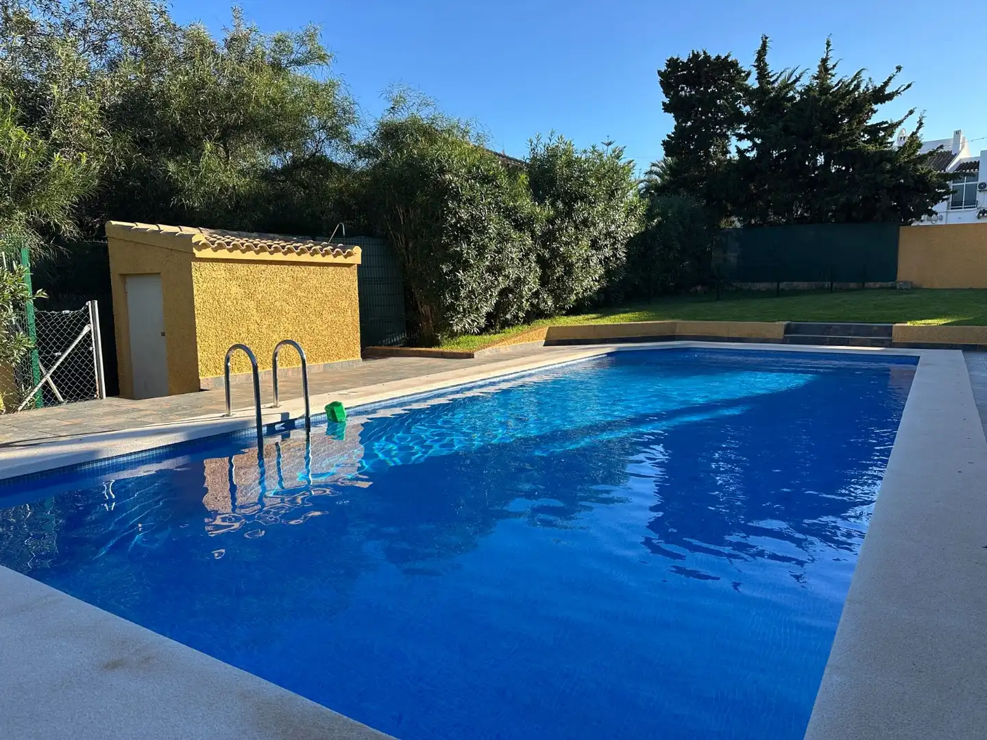 Schwimmbecken von Einfamilien-Reihenhaus zum Verkauf in Orihuela mit Terrasse, Abstellraum und Schwimmbad