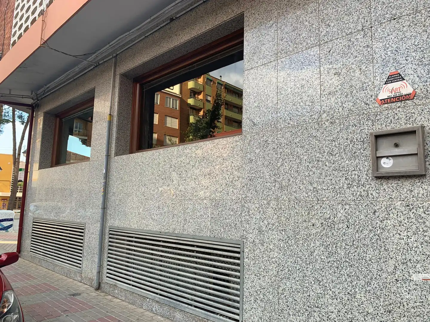 Vista exterior de Local en venda en Ibi amb Calefacció, Alarma i Domòtica