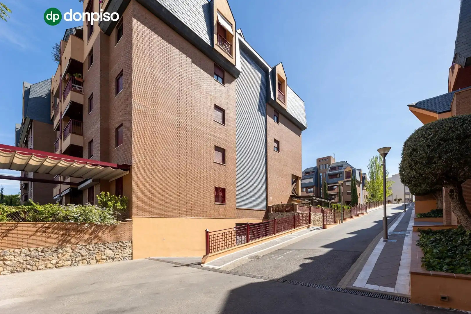 Vista exterior de Pis en venda en Granada amb Aire condicionat, Calefacció i Terrassa