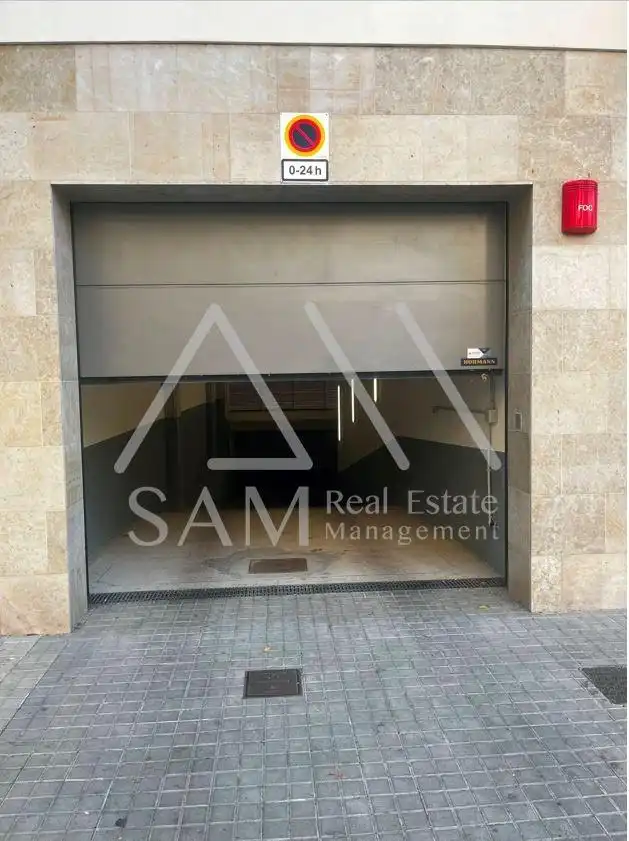 Vista exterior de Garatge en venda en Barcelona