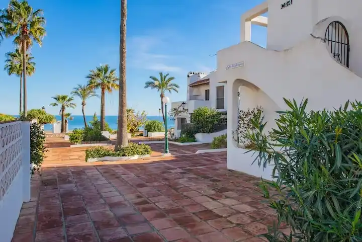 Vista exterior de Casa adosada en venta en Manilva con Aire acondicionado, Terraza y Horno