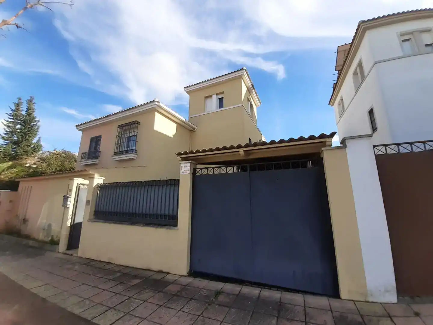 Vista exterior de Casa o xalet en venda en Espartinas amb Aire condicionat, Jardí privat i Traster