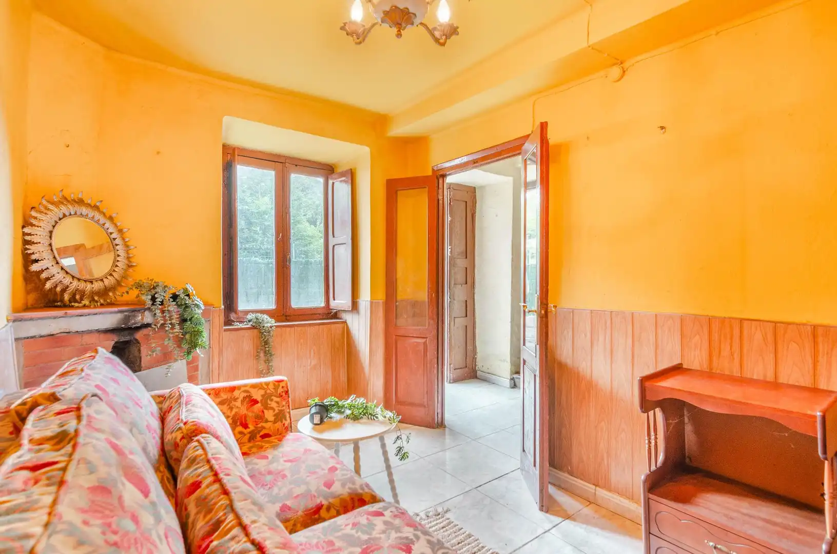 Sala d'estar de Casa adosada en venda en Aller amb Traster