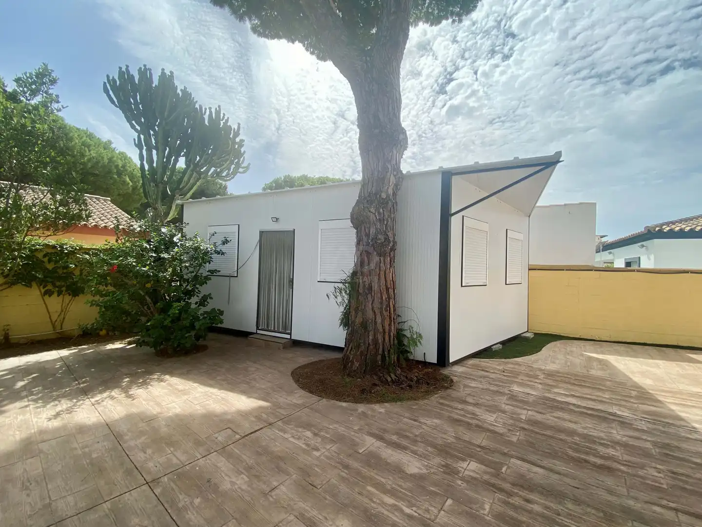 Vista exterior de Casa o xalet en venda en Chiclana de la Frontera amb Piscina