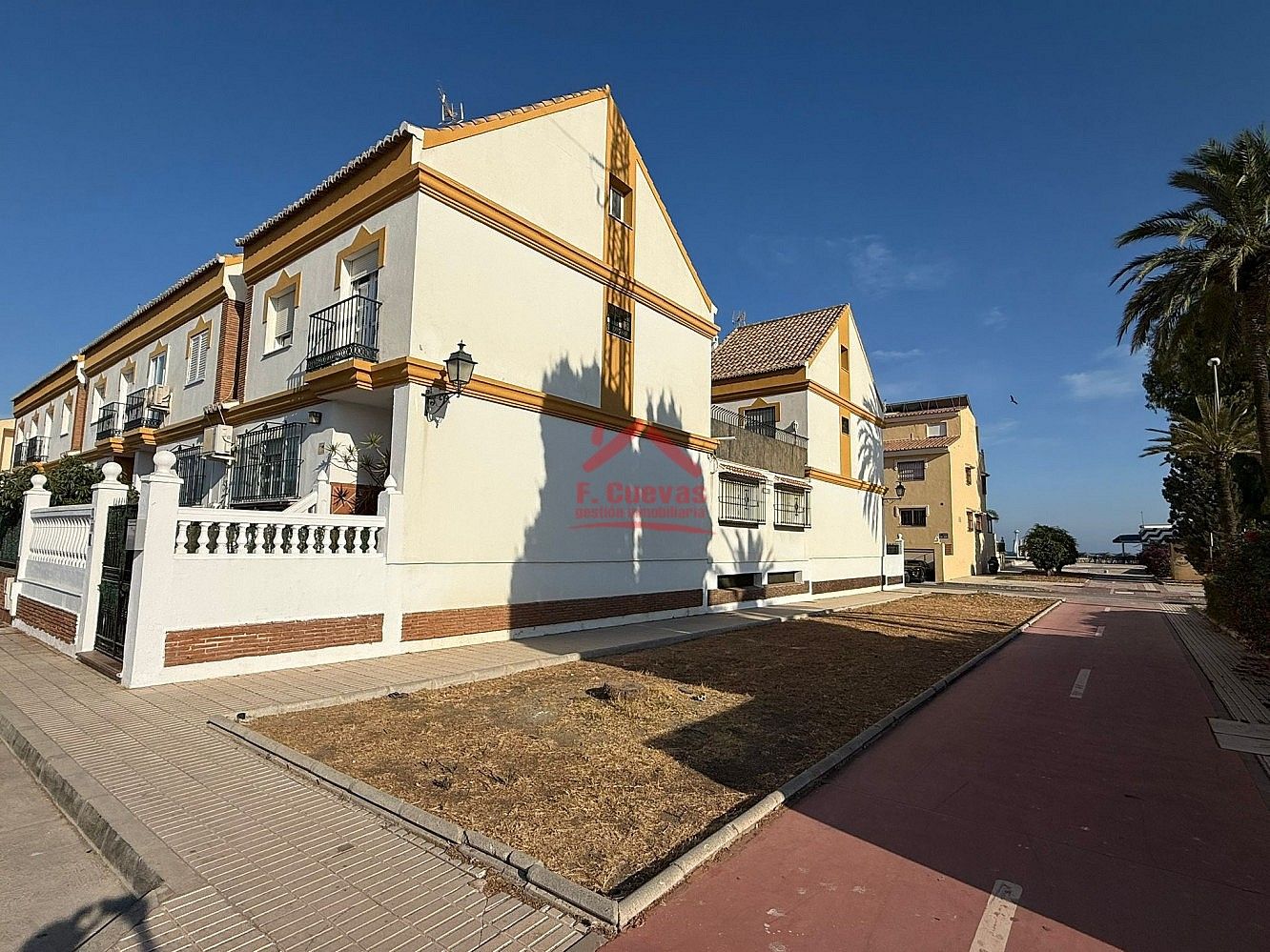 Vista exterior de Casa o xalet en venda en Vélez-Málaga amb Terrassa, Piscina i Forn