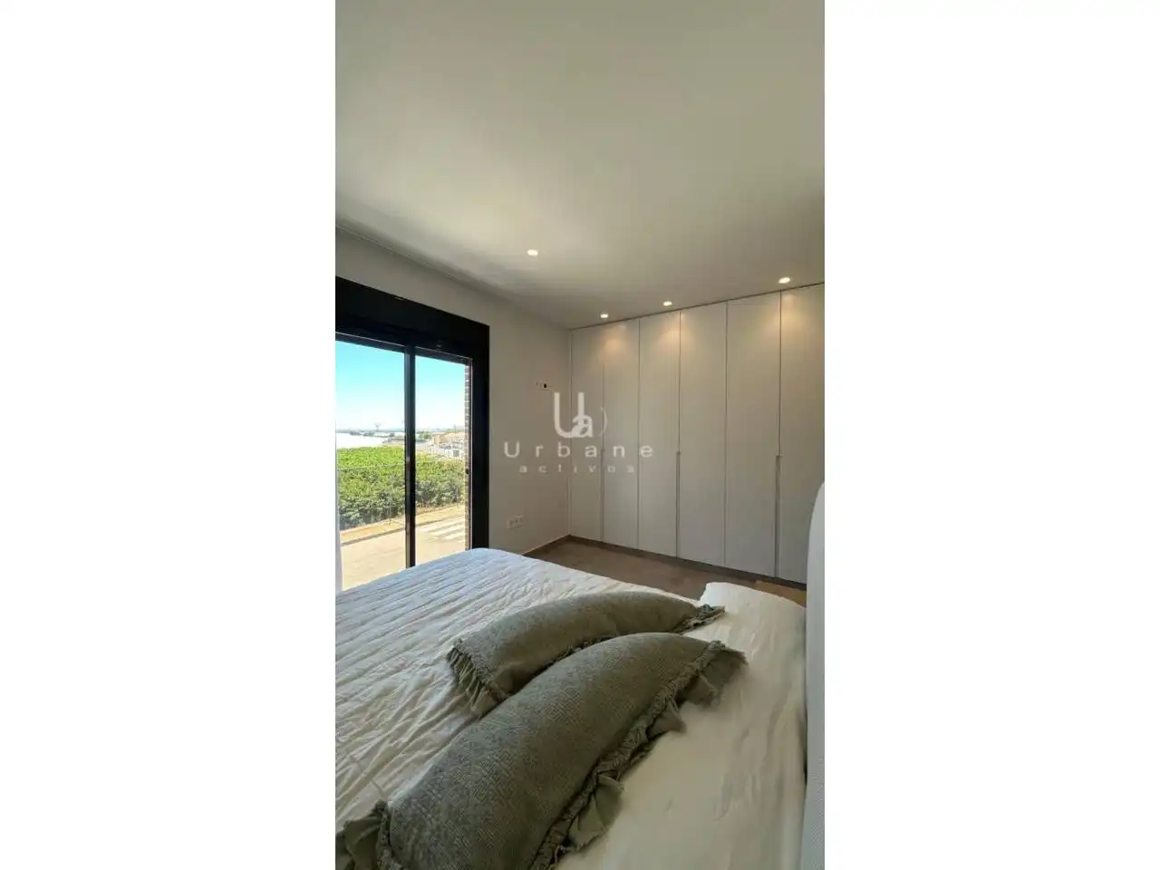 Habitación de Casa adosada en venta en Pilar de la Horadada con Aire acondicionado, Calefacción y Jardín privado
