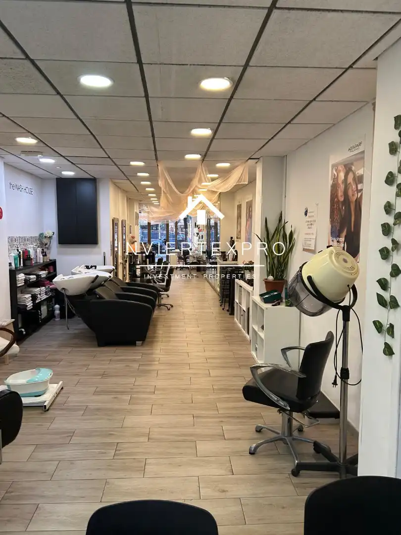 Vista exterior de Local en traspaso en  Barcelona Capital con Aire acondicionado, Calefacción y Parquet