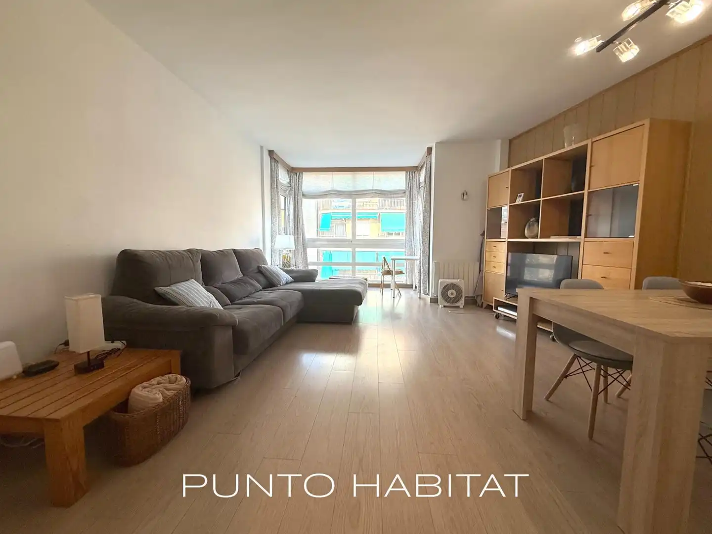 Living room of Flat for rent in Barcelona  with Air Conditioner, Heating and Parquet flooring