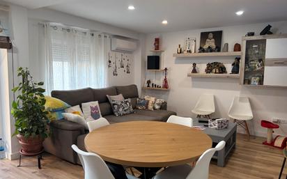 Living room of Flat for sale in  Valencia Capital  with Air Conditioner and Balcony