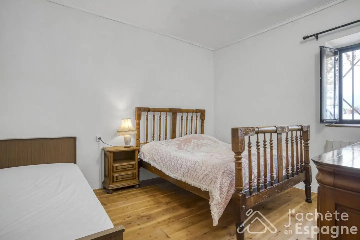 Dormitori de Casa o xalet en venda en Cortes de Pallás amb Aire condicionat, Parquet i Moblat