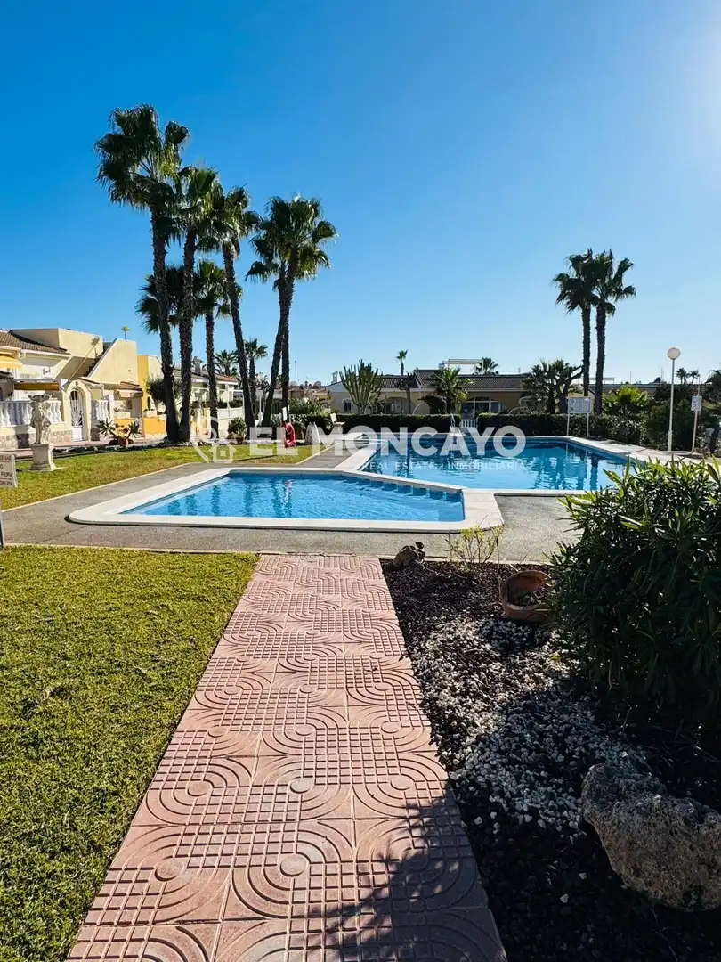 Vista exterior de Casa adosada en venta en Rojales con Aire acondicionado, Calefacción y Jardín privado