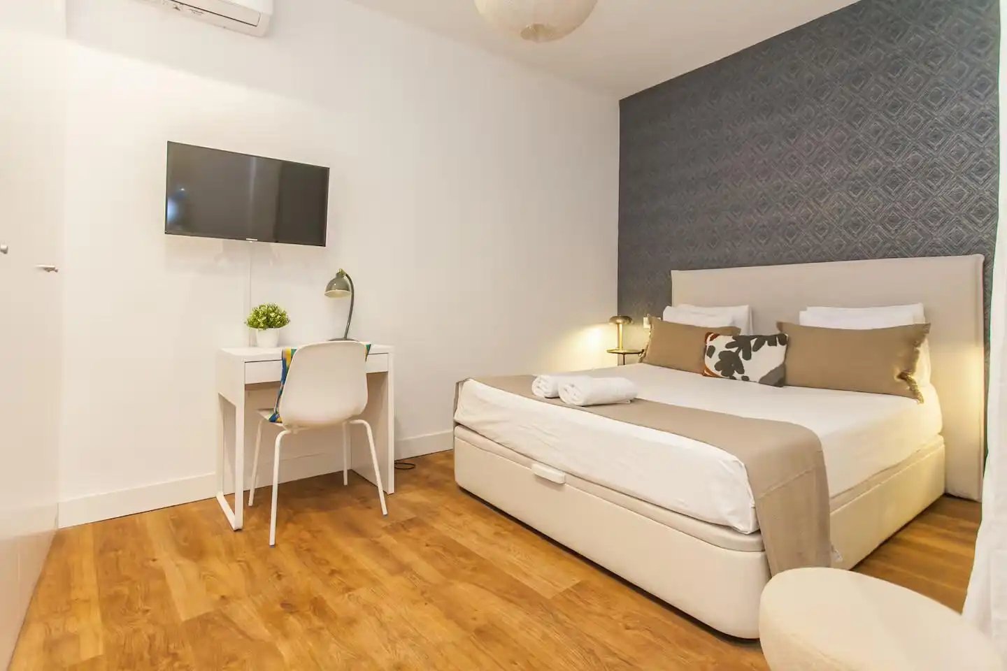 Schlafzimmer von Wohnungen zur Miete in Bilbao  mit Klimaanlage, Terrasse und Möbliert
