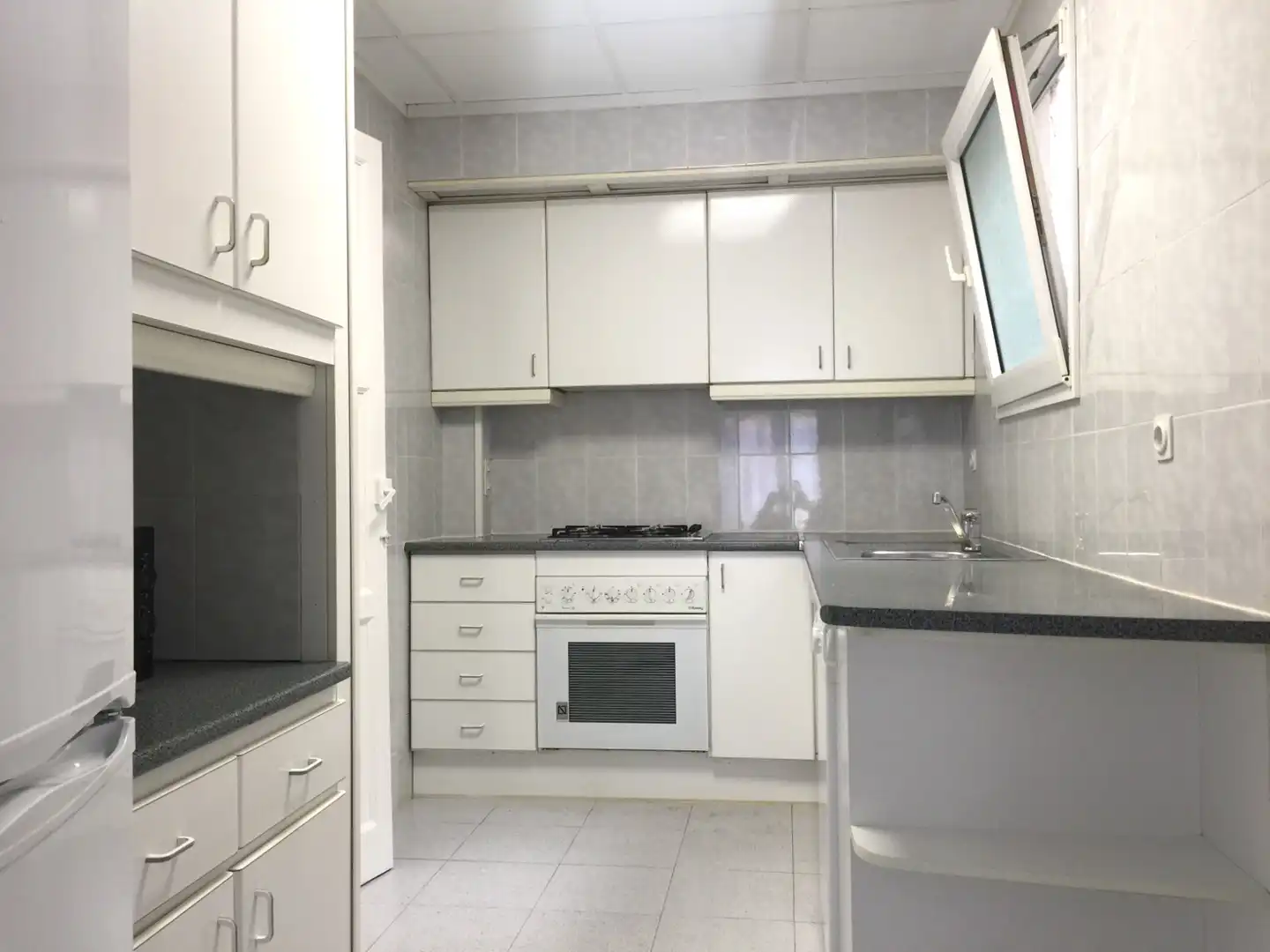 Cuina de Apartament de lloguer en Girona amb Calefacció, Moblat i TV