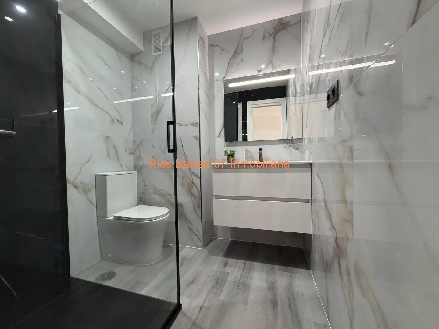 Baño de Piso en venta en Vigo  con Calefacción, Terraza y Trastero