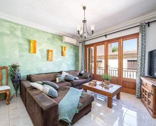 Sala d'estar de Casa adosada en venda en  Madrid Capital amb Aire condicionat, Calefacció i Jardí privat