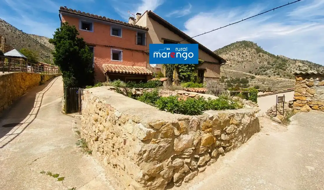 Vista exterior de Casa o xalet en venda en Villarluengo amb Calefacció, Jardí privat i Terrassa