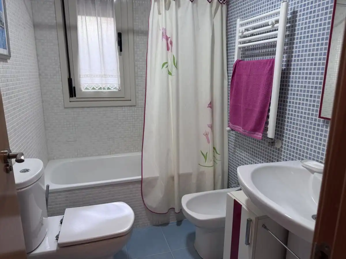 Badezimmer von Wohnung zum Verkauf in Llanes mit Heizung, Privatgarten und Terrasse