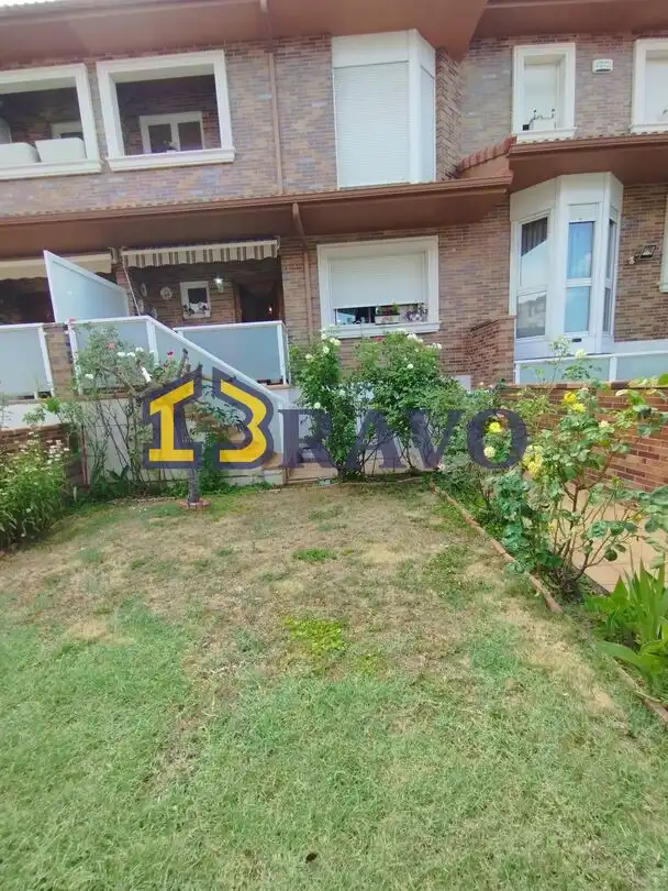 Vista exterior de Casa adosada en venta en Medina de Pomar con Calefacción, Jardín privado y Terraza