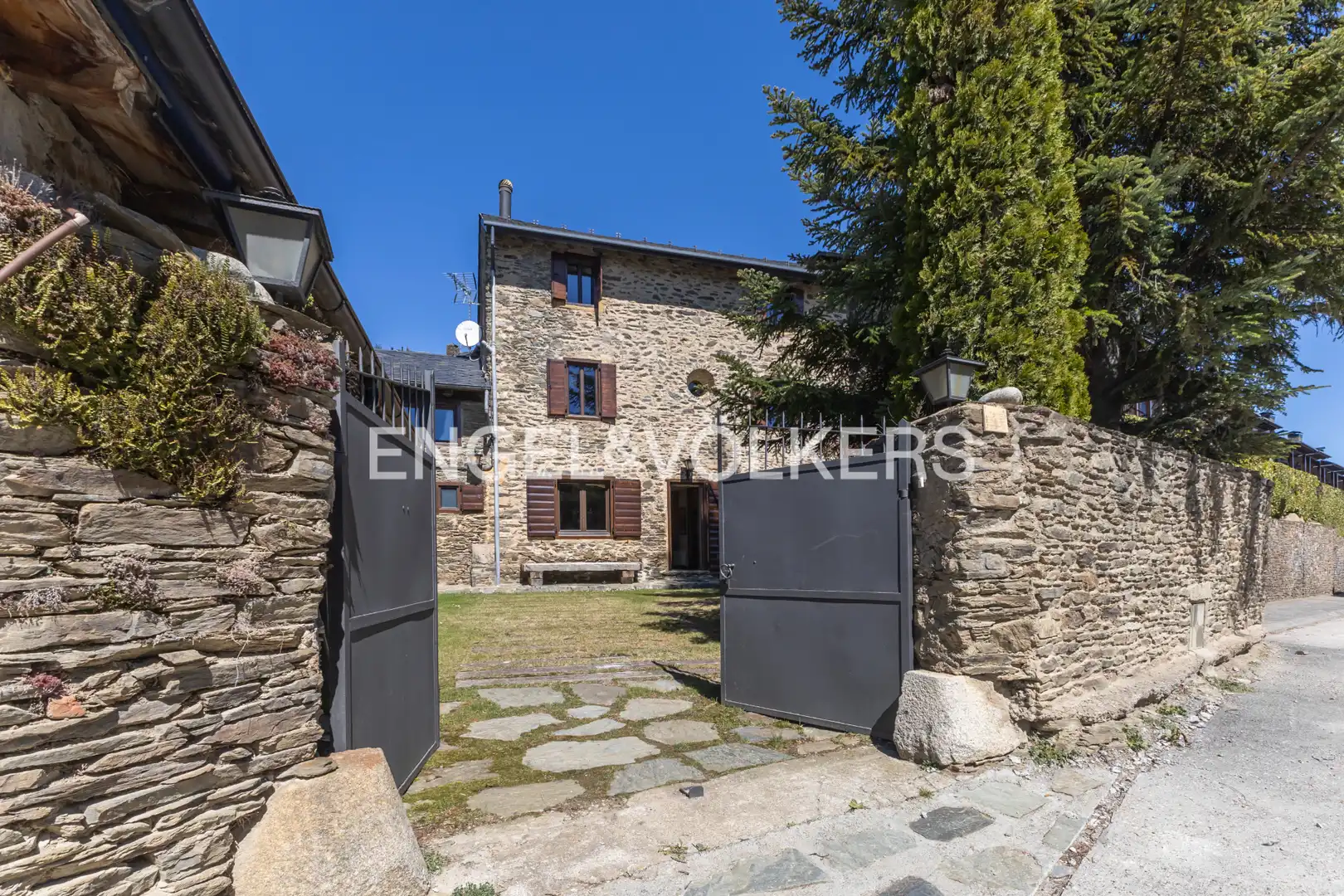 Vista exterior de Casa o chalet en venta en Bolvir con Calefacción, Jardín privado y Parquet