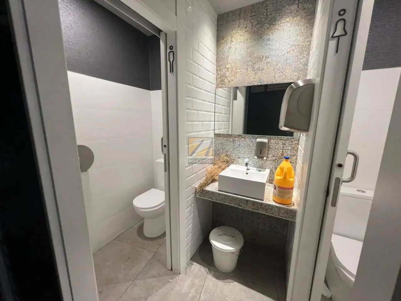 Baño de Local en venta en Oviedo  con Aire acondicionado y Alarma
