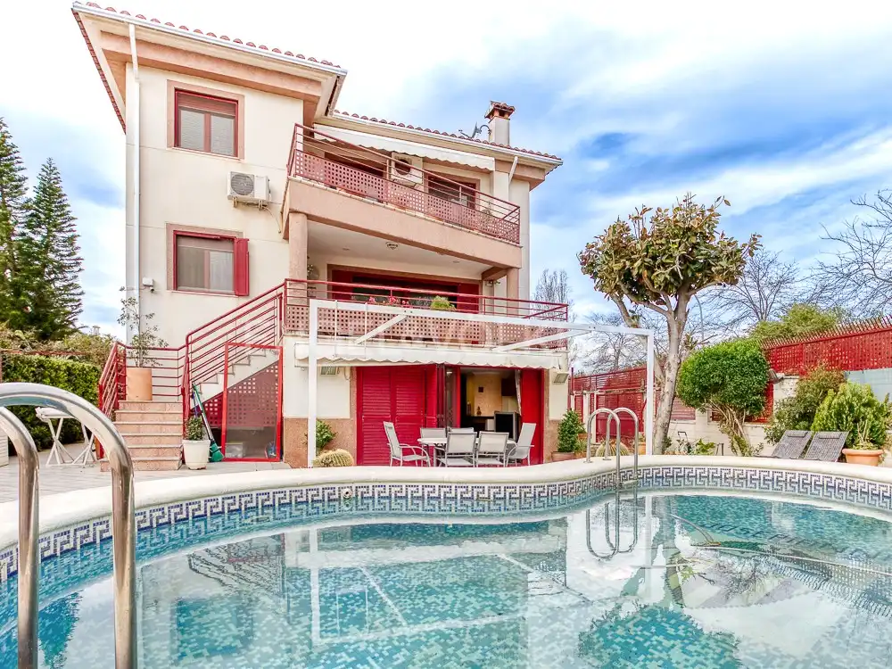 Vista exterior de Casa o xalet en venda en Oliva amb Aire condicionat, Calefacció i Terrassa
