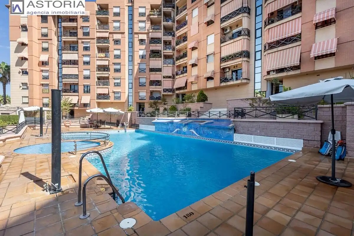 Baixos amb piscina en venda a Calle PDTA RAFAEL GAGO PALOMO 9, imagen 2
