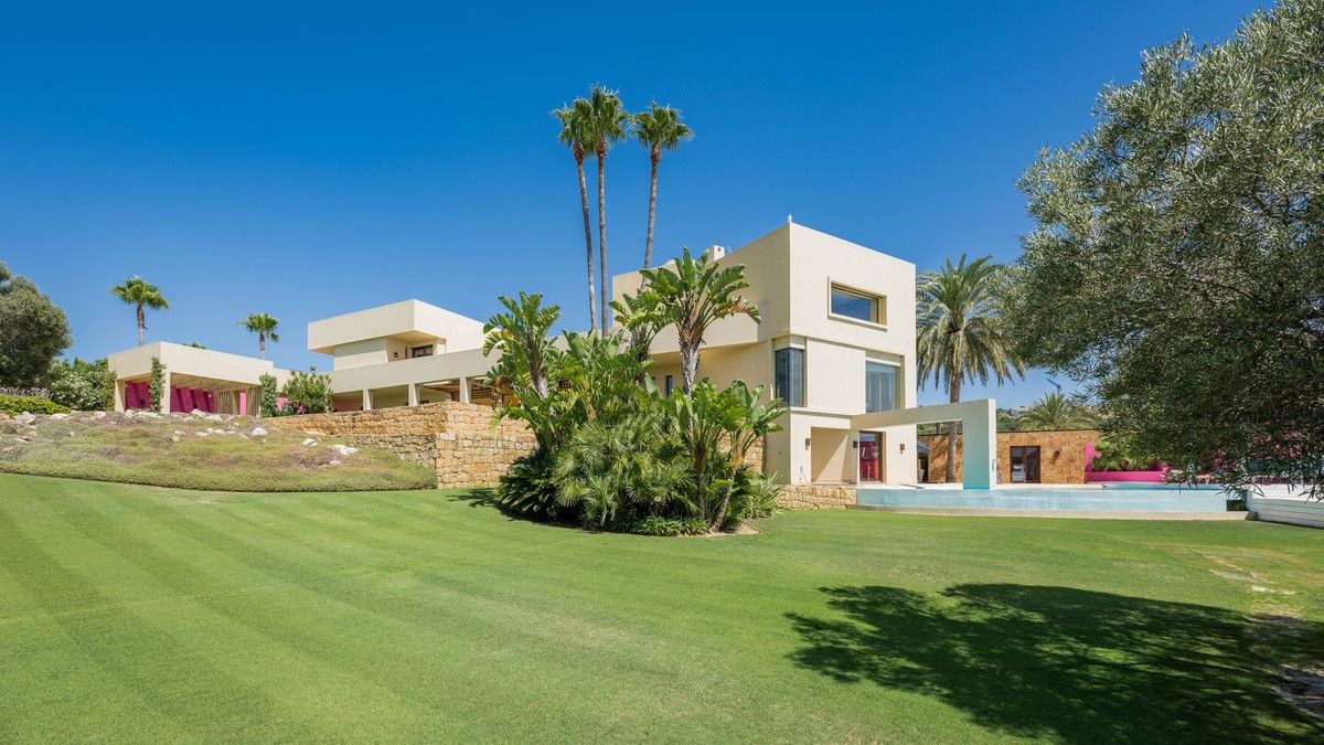 Vista exterior de Casa o xalet en venda en Sotogrande amb Aire condicionat, Jardí privat i Terrassa