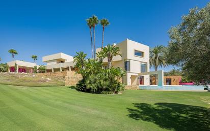 Vista exterior de Casa o xalet en venda en Sotogrande amb Aire condicionat, Jardí privat i Terrassa