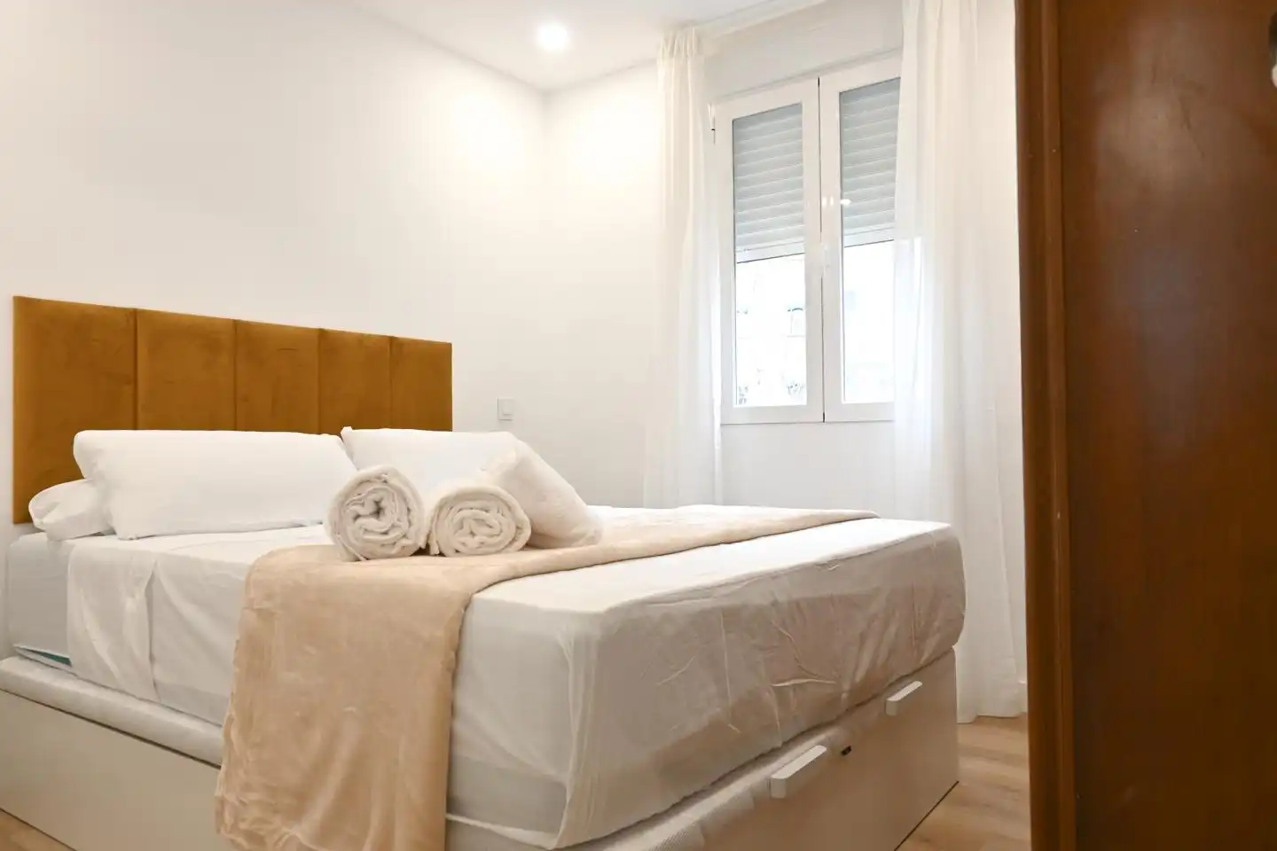 Dormitori de Pis de lloguer en Madrid amb Aire condicionat, Calefacció i Moblat