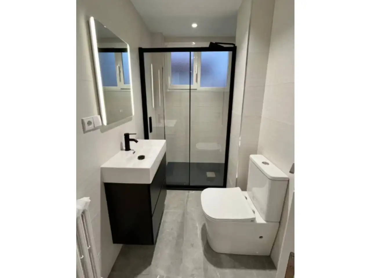 Bathroom of Flat for sale in Ourense Capital   with Heating, Private garden and Parquet flooring