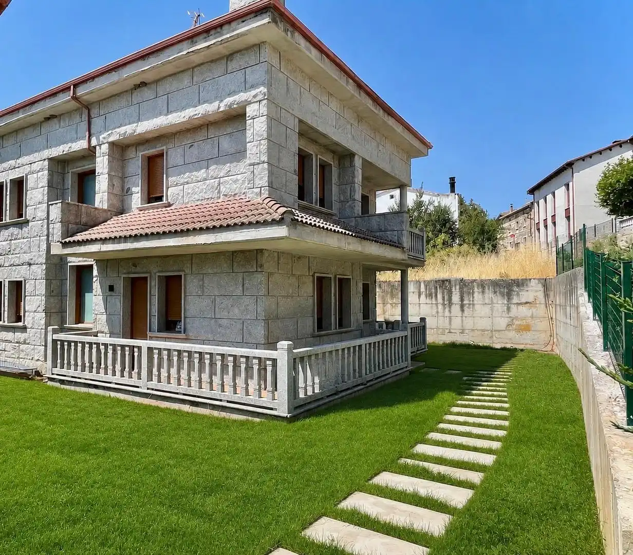 Vista exterior de Casa o xalet en venda en Villayerno Morquillas amb Calefacció, Jardí privat i Terrassa