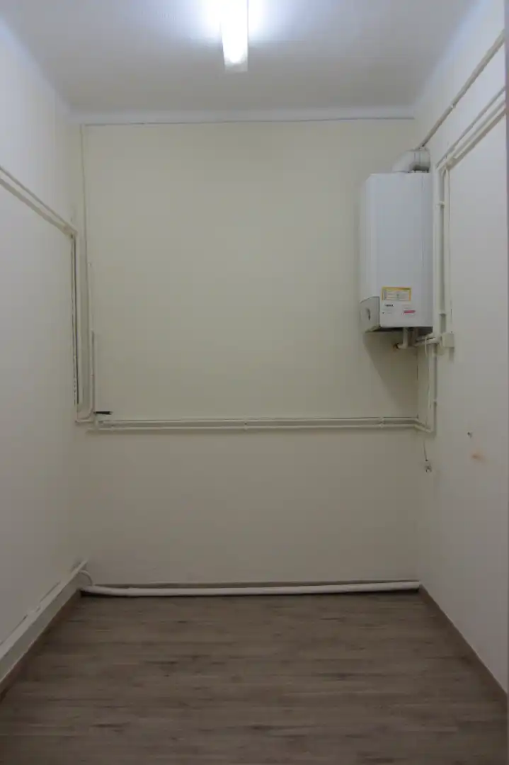 Office for rent in Girona  with Air Conditioner and Storage room