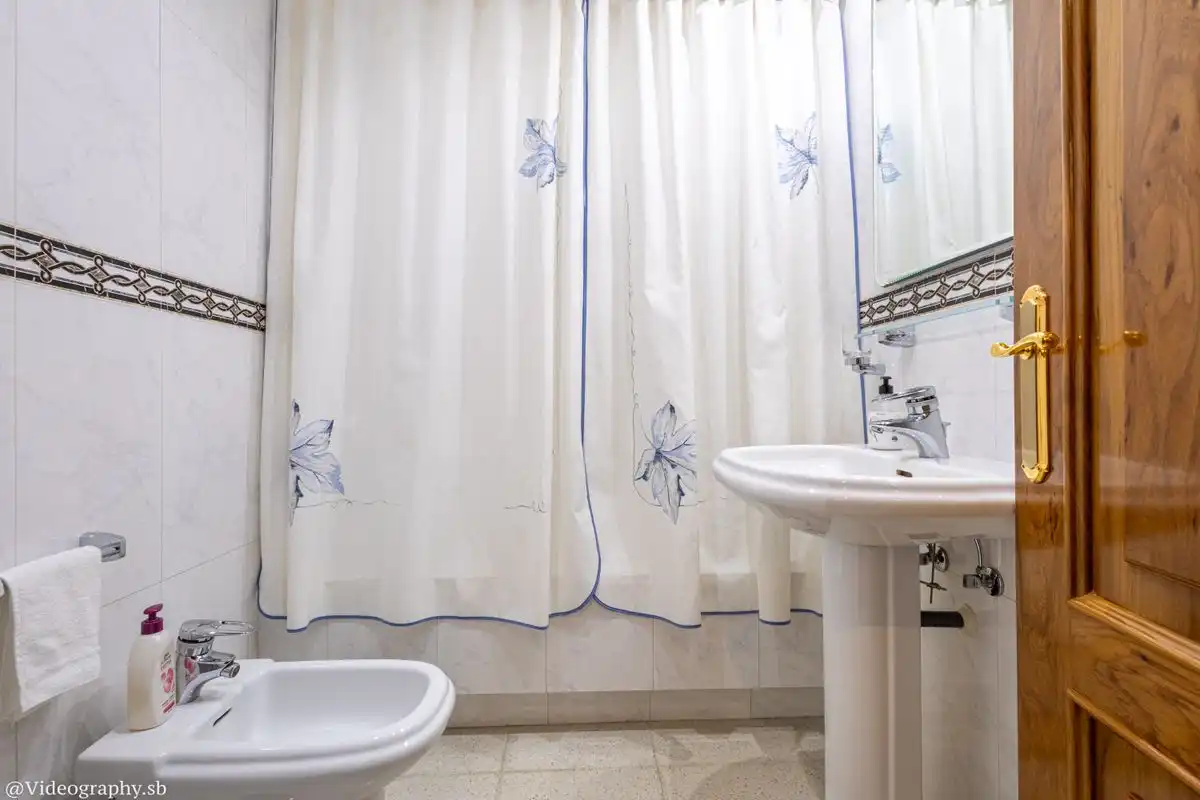Baño de Casa o chalet en venta en Alcalá de Henares con Aire acondicionado, Calefacción y Jardín privado