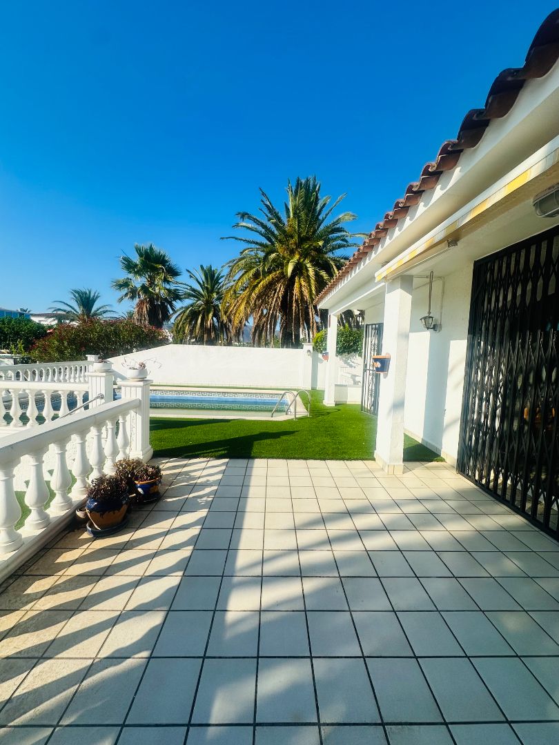 Vista exterior de Casa adosada en venda en Empuriabrava amb Aire condicionat, Calefacció i Jardí privat