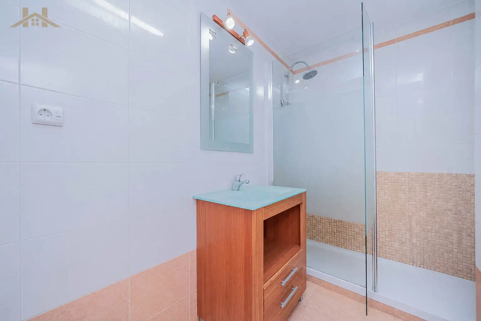 Badezimmer von Maisonette zum Verkauf in Boadilla del Monte mit Klimaanlage, Heizung und Abstellraum
