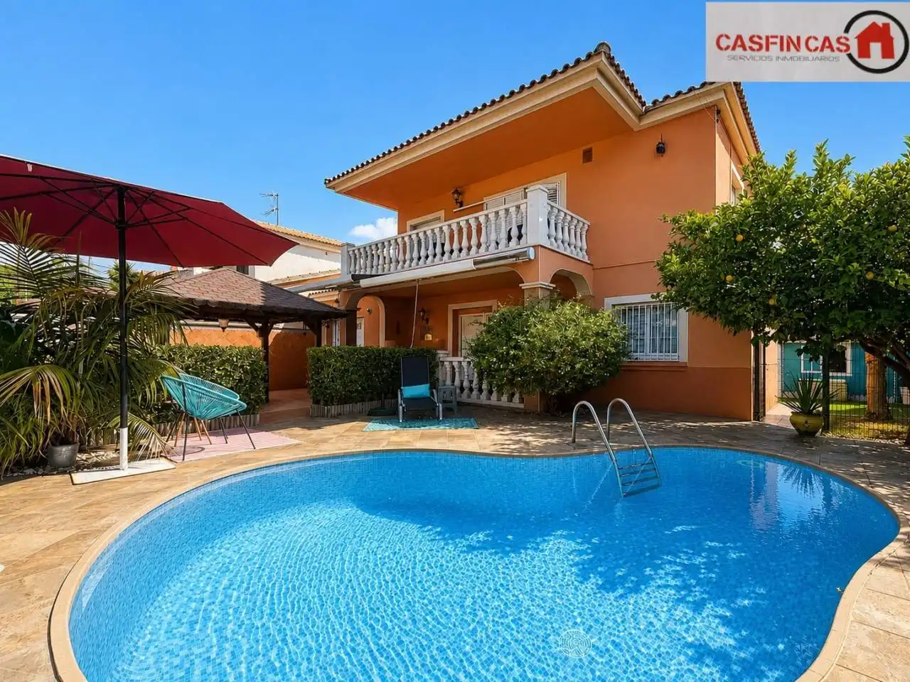 Vista exterior de Casa o xalet en venda en Cubelles amb Aire condicionat, Calefacció i Jardí privat