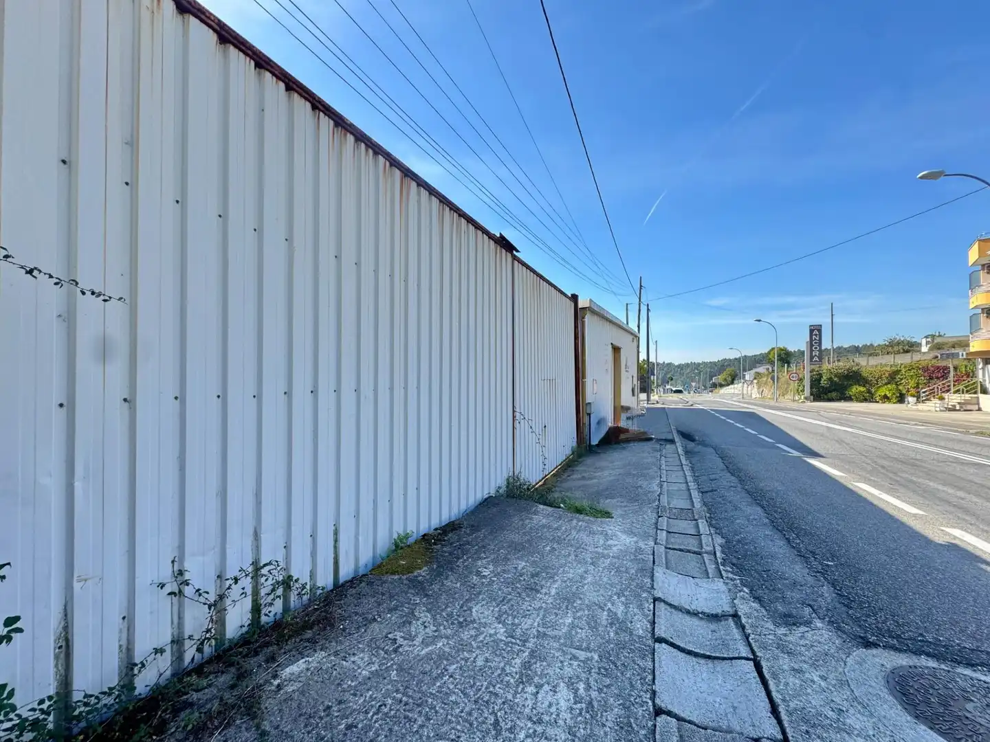 Vista exterior de Nave industrial en venta en Sanxenxo