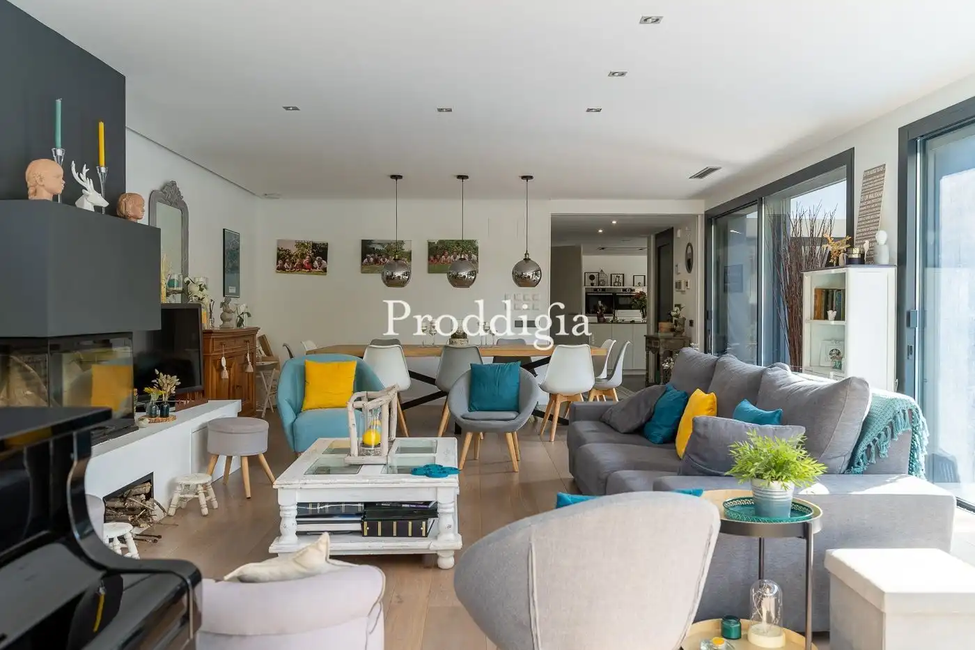 Living room of Houses for sale in Sant Cugat del Vallès  with Air Conditioner, Heating and Storage room