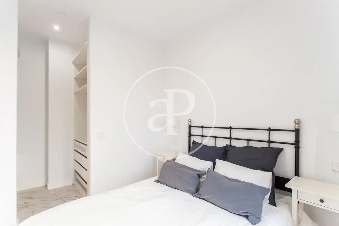 Schlafzimmer von Dachboden zur Miete in Madrid mit Klimaanlage, Heizung und Terrasse