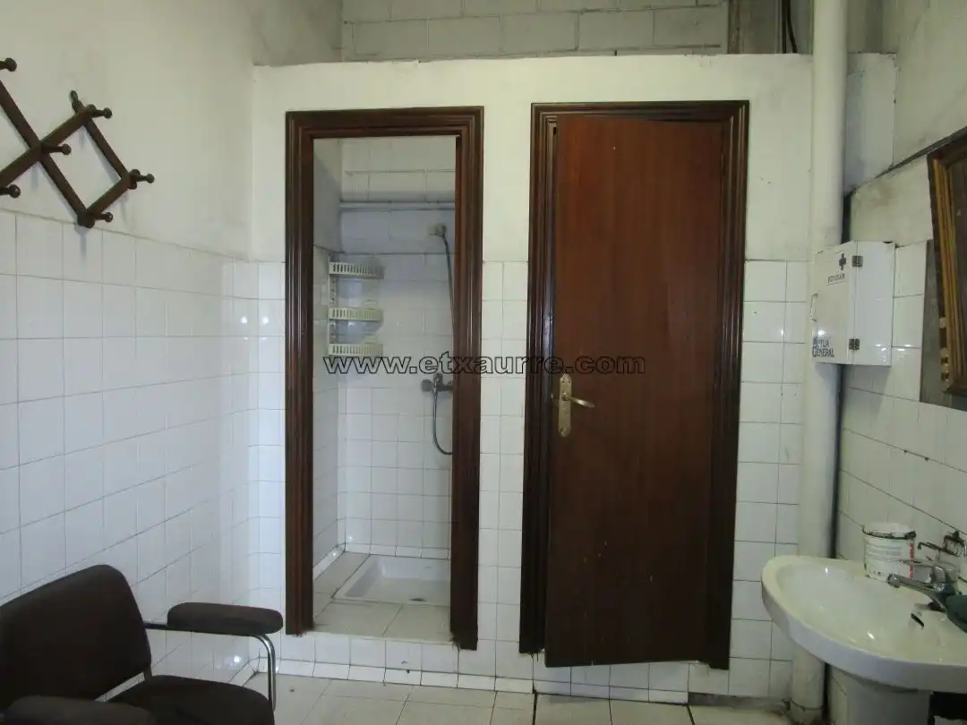 Badezimmer von Fabrikhallen zum Verkauf in Laudio / Llodio