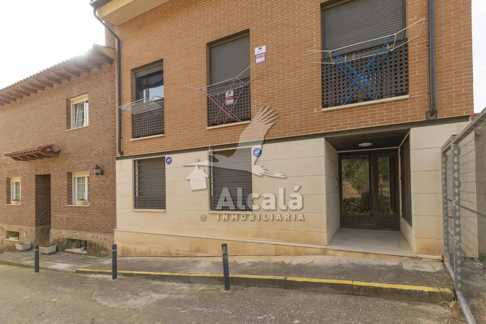 Vista exterior de Pis en venda en Chiloeches amb Calefacció, Traster i Balcó