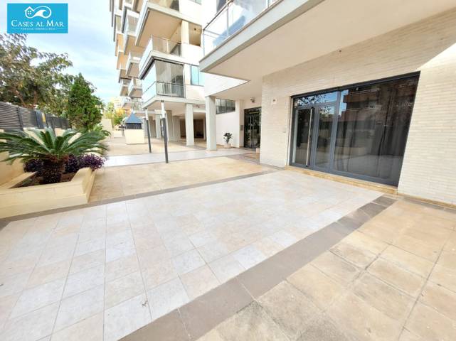 Local comercial en Alquiler en AMPLARIES, 17 en Ensanche - Río Júcar